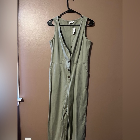 Gap Sage Green NWT Button Down V-Neck Jumpsuit - Picture 1 of 3